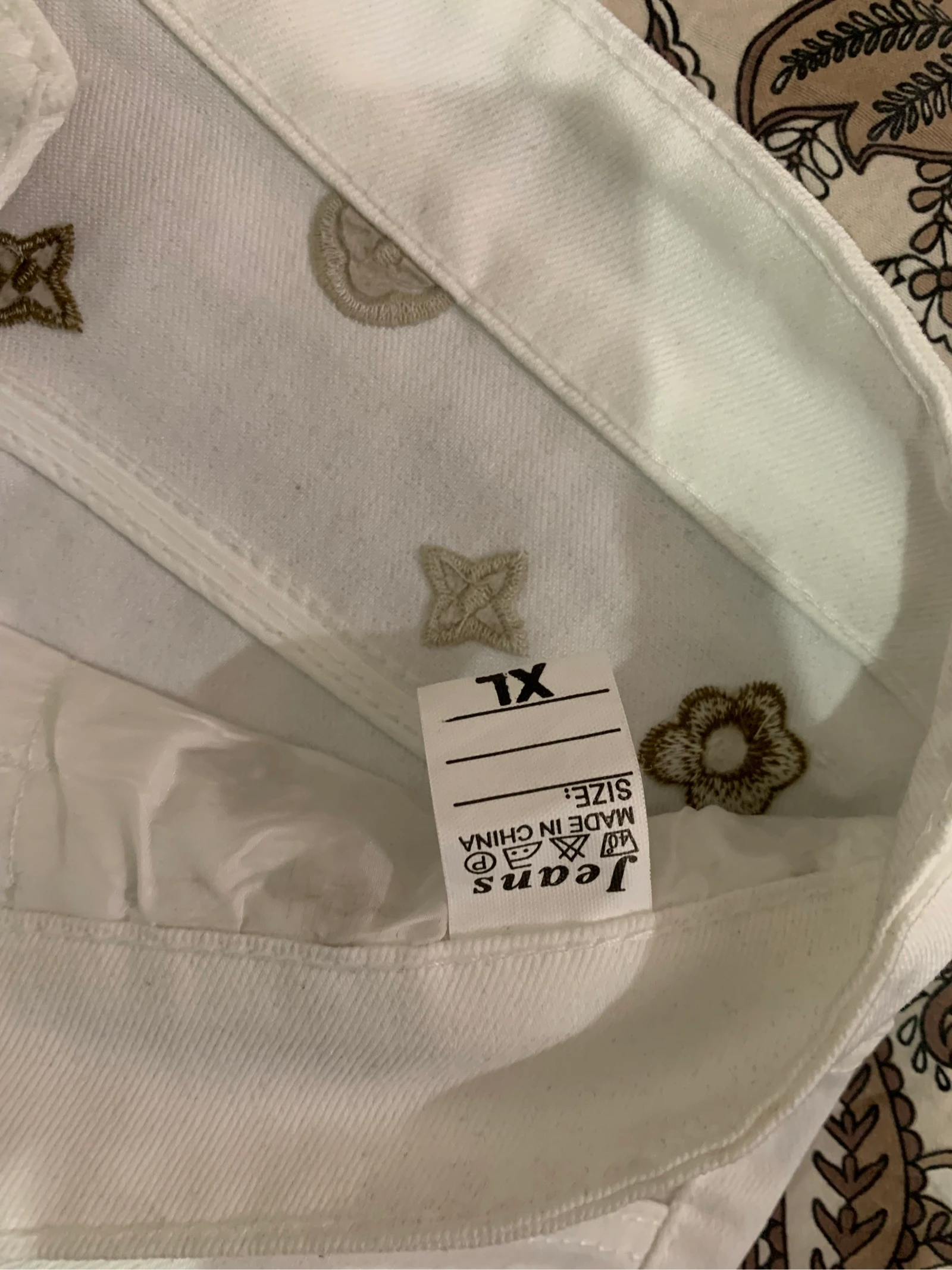 Calça branca masculina premium – Corte reto com detalhes monogramados, estilo luxo – photo 3